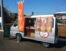 数種類のクレープをご用意した移動販売車
