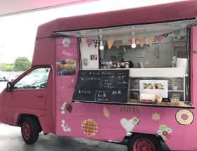 アイスクリームとカフェメニューをご提供したピンクの移動販売車