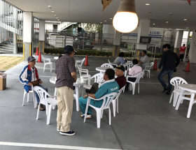 屋根付き駐車場に設けられた休憩スペースでくつろぐ方の様子