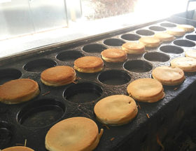 大判焼き（今川焼き）を焼いている様子