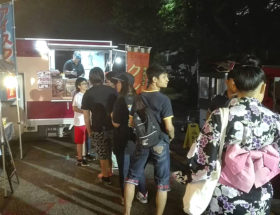 クレープの移動販売車の前にできた行列