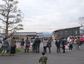 お客様感謝デーイベントの開始を待ちわびる来場者の方々