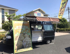 ハウスメーカーの住宅展示場に出張してメロンパンをご提供した移動販売車