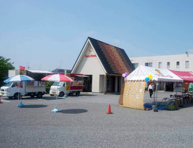 住宅展示場前スペースに駐車している2台の移動販売車