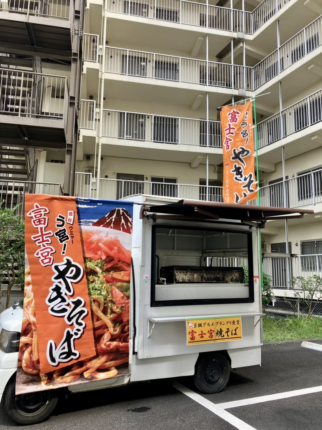 賃貸マンションの自治会が運営する夏祭りに富士宮やきそばのキッチン